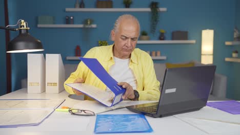 Anciano-Trabajador-De-Oficina-En-Casa-Examinando,-Analizando-Documentos.